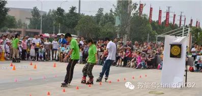 活动开始前，教练进行花样轮滑表演，为小朋友们做了示范。