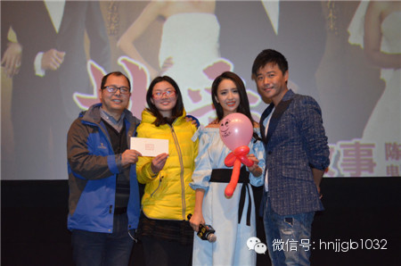 甜蜜共同見(jiàn)證，偶像為這對(duì)情人節(jié)領(lǐng)證的夫妻送上定制結(jié)婚禮服。