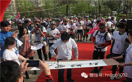 青年书法家彭伦江现场为“为爱骑行”题字助兴。