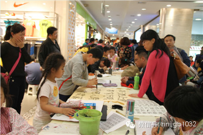 參賽小選手落座鋪開筆墨紙硯，凝神靜氣開始比賽。