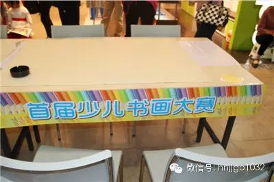 工作人員早早準(zhǔn)備好了比賽所需的桌椅