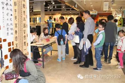 參賽小選手和家長已經(jīng)陸續(xù)來到了活動現(xiàn)場，簽到處排起了長長的隊伍