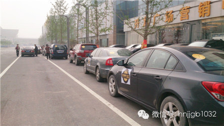 車友到達靜泊山莊，捷豹、路虎周圍已經站滿躍躍欲試的聽友。
