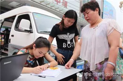 活動現(xiàn)場，家長早早地帶著孩子前來報道登記
