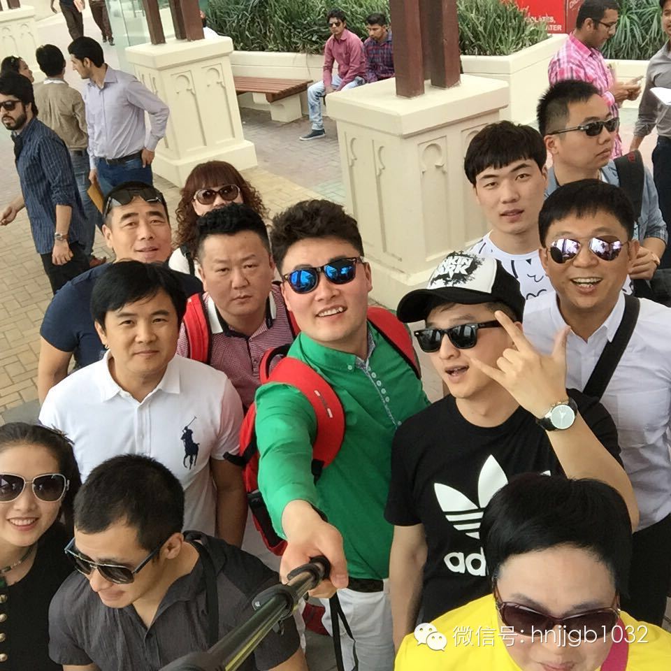 中間那位大哥，老搶鏡了，不過還是沒有我們鵬哥有星范兒！