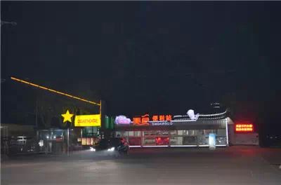 在蒼茫的夜色中，一群球迷來到了高大上的汽車影院