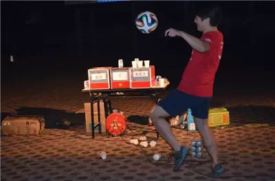 中場休息，顛球大戰(zhàn)，看這位兄弟的姿勢好專業(yè)有木有，沒錯(cuò)這就是我們顛球大戰(zhàn)的冠軍了