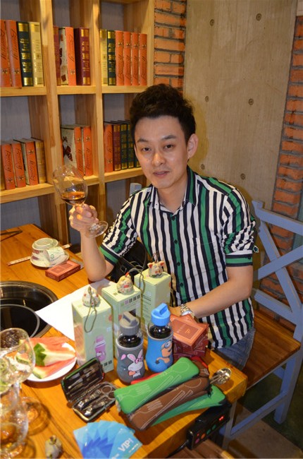 我們的金牌主持人何君歐巴可是親自上陣呢！聽(tīng)眾福利有沒(méi)有?。。∧銈兌寄敲磶?，小編哭暈了呢！
