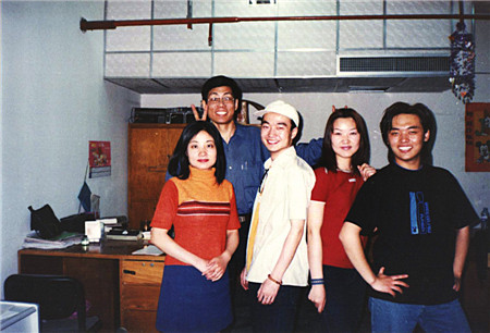 1996年經(jīng)濟廣播主持人，從左到右依次為亞軍、楊中、王玉文、顏濤、嘉華；