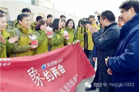 大象融媒集团领导将此前专门到许昌等地南水北调干渠里采集到的水，交到飞象队员手中。