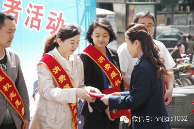 財富1032記者曉暉正式接受省工商局頒發(fā)的消費(fèi)維權(quán)志愿者聘書