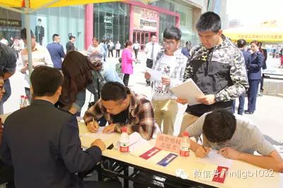 消費(fèi)者現(xiàn)場填寫消費(fèi)維權(quán)志愿者申請表