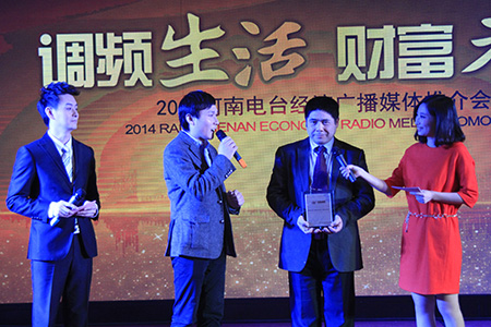 樊明教授現(xiàn)場推介《1032經(jīng)濟(jì)報(bào)道》。右二為樊明教授。