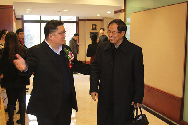 河南省政府發(fā)展研究中心王永蘇主任等嘉賓陸續(xù)入場，并簽到合影。右為王永蘇，左為經(jīng)濟(jì)廣播總監(jiān)張銘。
