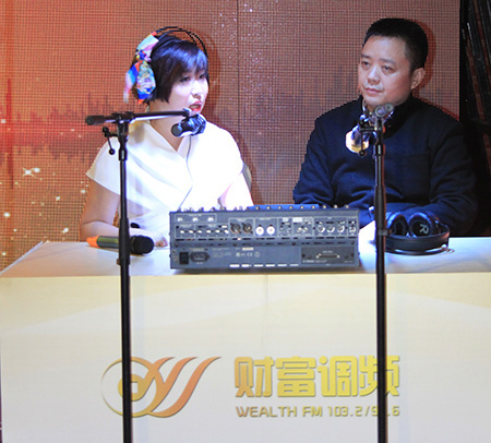 主持人郭蕊在主持《1032房产报道》，右为财富调频特约评论员、河南省房地产商会副会长、秘书长赵进京。