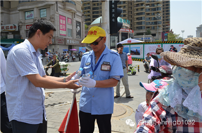 财富1032的爱心听众（左一）不顾烈日和我们一起走街串巷送水。