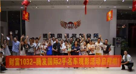 先到先得領(lǐng)到定制紅酒的親們，來(lái)個(gè)合影吧！