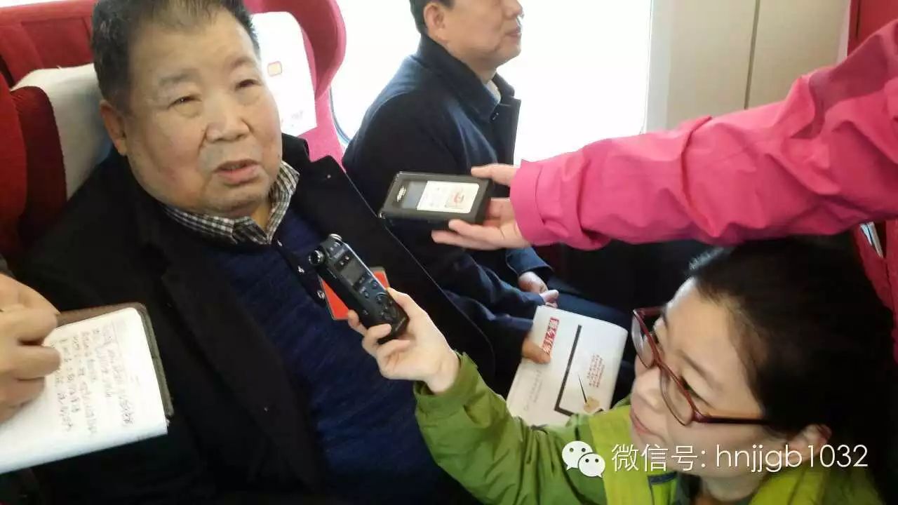 上午，从郑州开往北京的G90高铁上，小编马不停蹄地采访各位代表。