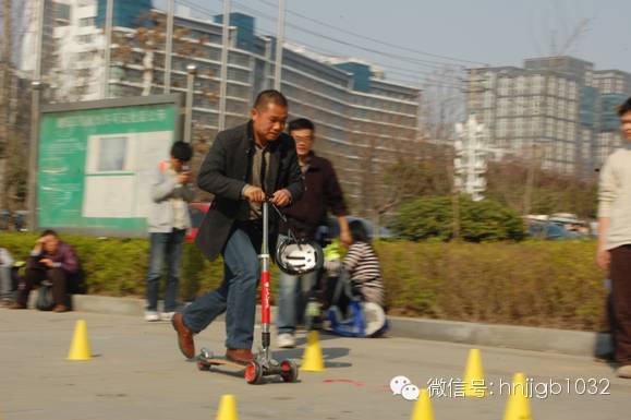 “爸媽滑板車”環節