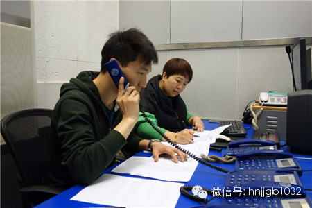河南经济广播财富调频总监助理欣悦（右一）和节目助理康志伟（右二）正在导播间忙碌。