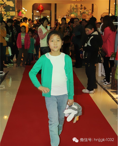 当然还有这位小菇凉，虽然面容稍显稚嫩，但是你看咱这气场，比起专业模特丝毫不差！