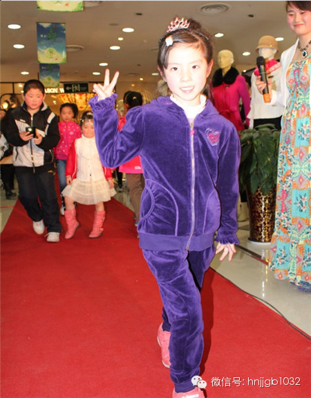 都说剪刀手是最常见的拍照手势啦，但是到咱手里一样的青春美丽有木有。