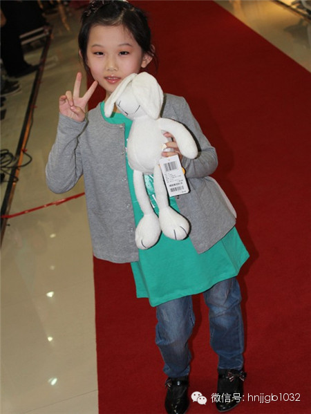 无论是姿势还是表情，你看我们的小模特绝对的专业。