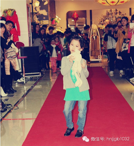 周六下午精彩的模特秀，首先登场的就是星范儿十足的小朋友们！