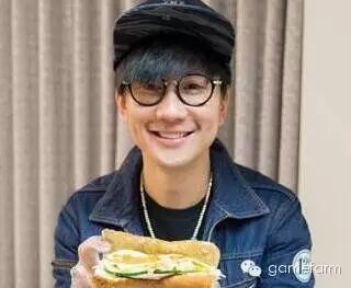 即将DOTA2首秀?40万人围观林俊杰吃三明治