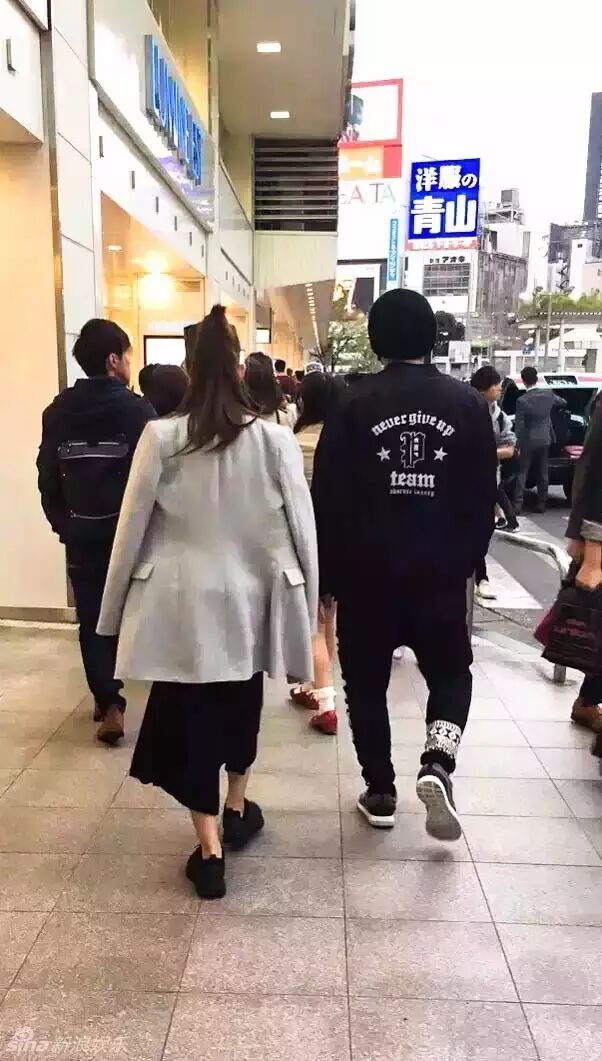 周杰伦昆凌现身东京 手牵手逛街高能虐狗