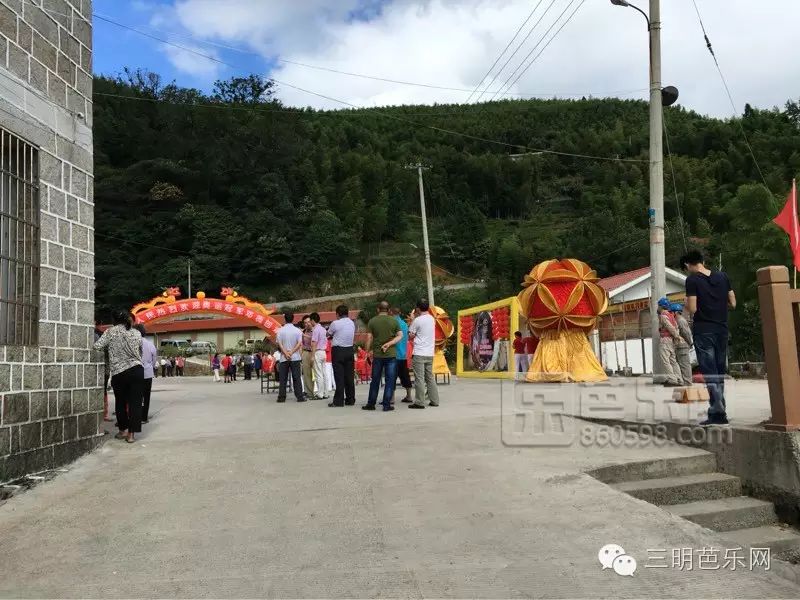 奥运冠军邓薇回三明洋溪饱饭坑村老家,场面好热闹