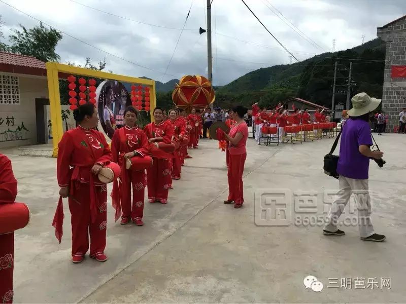 奥运冠军邓薇回三明洋溪饱饭坑村老家,场面好热闹