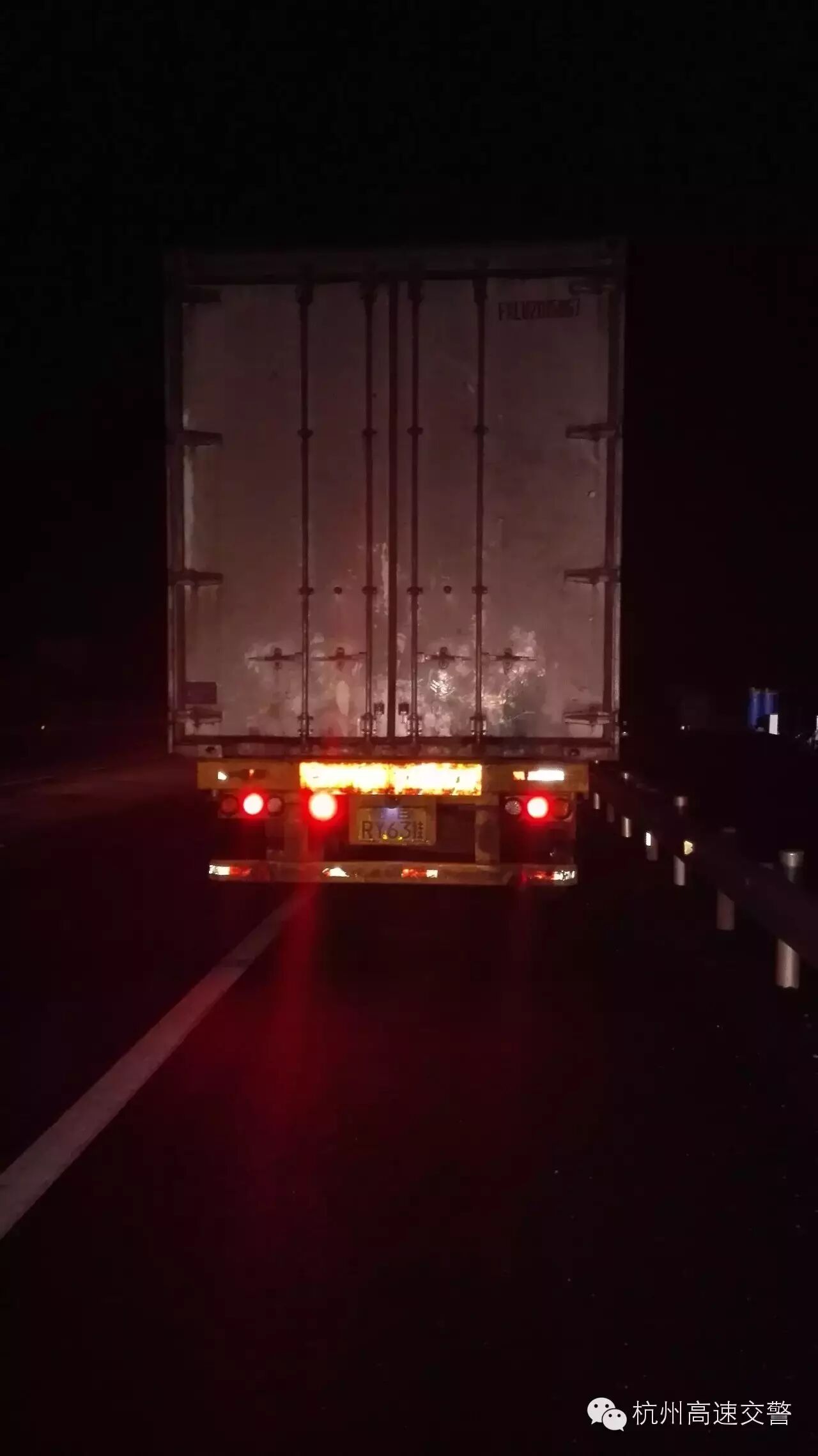 太危险！半挂车司机深夜沿高速公路硬路肩狂奔15公里，就是为了它……