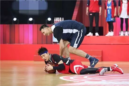 《来吧冠军》贾乃亮遭易建联“地咚”