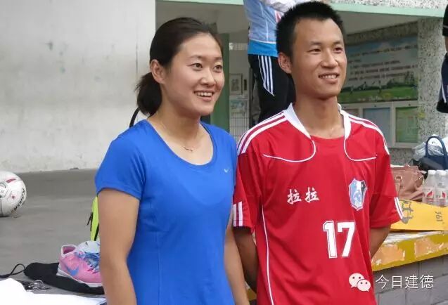 天哪!国家女足队长吴海燕今天出现在东区小学,她在干嘛?