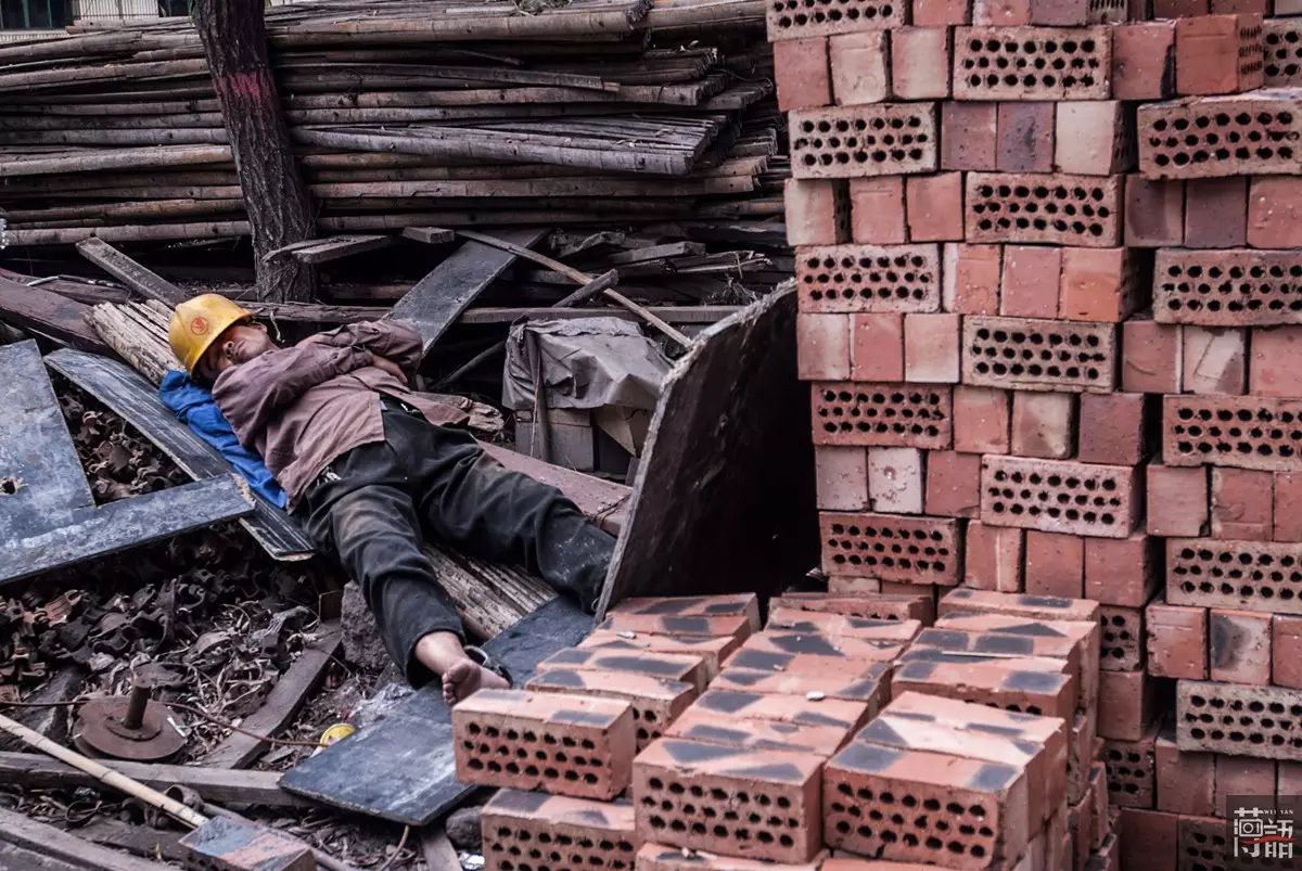 在安阳市郊区的一处建筑工地,工人们像往常一样干着活,由