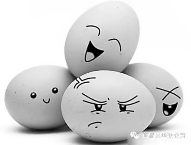 步骤2 :分享 原则:先处理情绪,后处理事情。 具体做法:帮助孩子去捕捉内心的情绪。 孩子们对情绪的认识不多,也没有足够和适当的文字描述情绪,要他们正确表达内心的感受是比较困难的。你可以提供一些情绪词汇,帮助孩子把那种无形的恐慌和不舒适的感觉转换成一些可以被下定义、有界限的情绪类别,刻画出自己当时的内心感受。