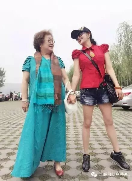 刘晓庆低调现身洛阳,穿短裤秀美腿,姐姐,你今年真的60...