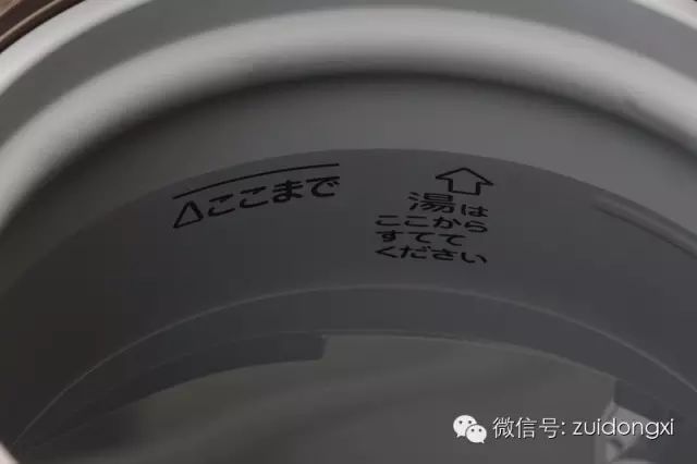 偷得浮生半日闲,极致君喜欢煮水煎茶,这时侯用的是:橄榄核炭,红泥火炉。享受一段慢悠悠的闲暇时光。 可惜这样慢生活只能偶而为之,平常很忙并没这么多功夫。那怎么泡茶,才算讲究而不将就? 泡茶的水,尤其关键。 明代茶人许次纾在《茶疏》里说:精茗蕴香,借水而发,无水不可与论茶也。可见水的重要。不同的水温、水质,冲泡出来的茶味大不相同。有时候,可能就因为水,毁了一壶好茶。 饮水机是不能用的,一般水温达不到100C;而一般的即热型电水壶,加热沸腾后,水又很快凉掉 相比较而言,还是电热水壶保温、安全、节