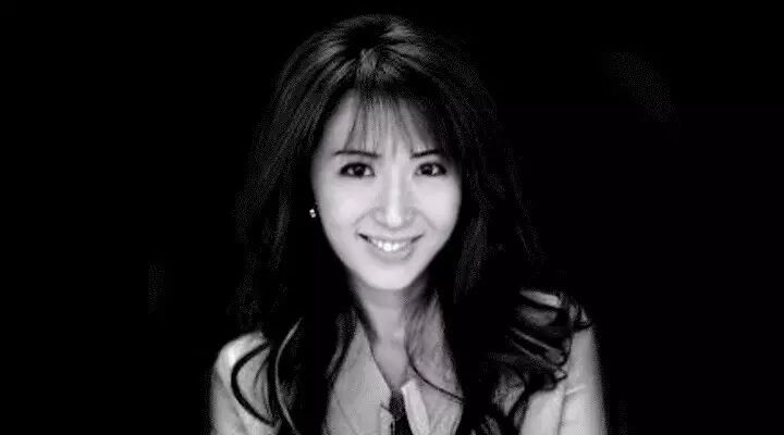 饭岛爱:在扣子一颗颗被解开的时候,心也慢慢地剥落了