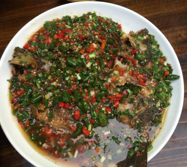 典型的重庆江湖菜味道,火爆黄喉,巴骨肉,烧椒皮蛋…等特色菜
