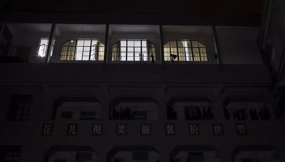 晚上11点,位于宿舍楼的自习室里还亮着灯.