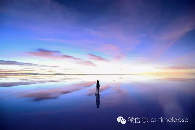 透着空灵之意的清澈双眸,仿佛最深邃的星空一般,满载着一幕星夜,雅致