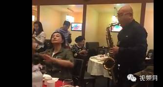 哈哈,刘晓庆饭局也太有艺术氛围了