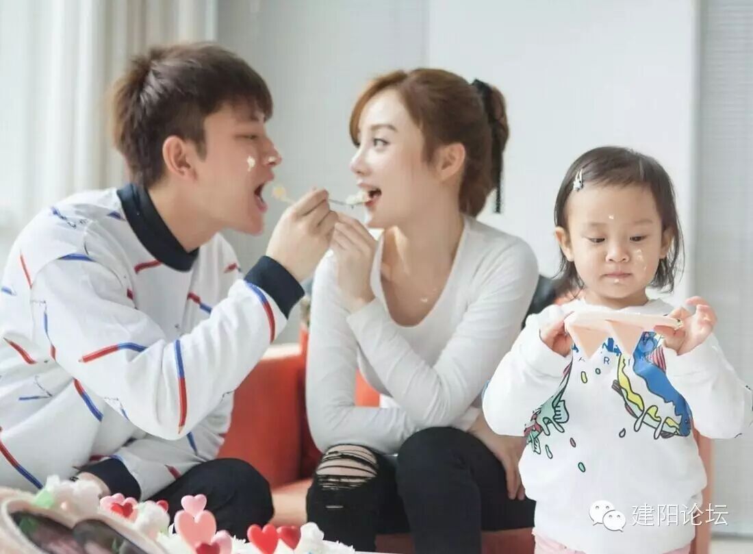 甜馨献舞:妈妈母亲节快乐 贾乃亮吃醋:我坐等父亲节