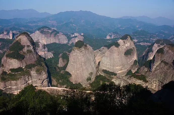 雄奇险幽的八角寨,为丹霞地貌风景区.