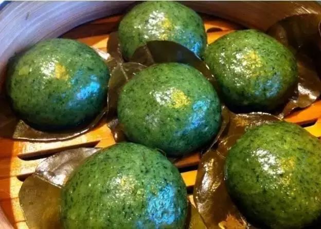 广西真的好多糍粑,这个做法很独特:用艾叶与糯米粉,花生,白糖这些
