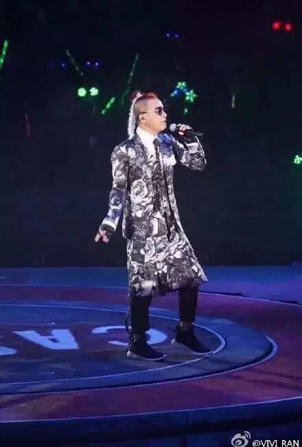 友情岁月演唱会又虐狗 应采儿组团支持陈小春