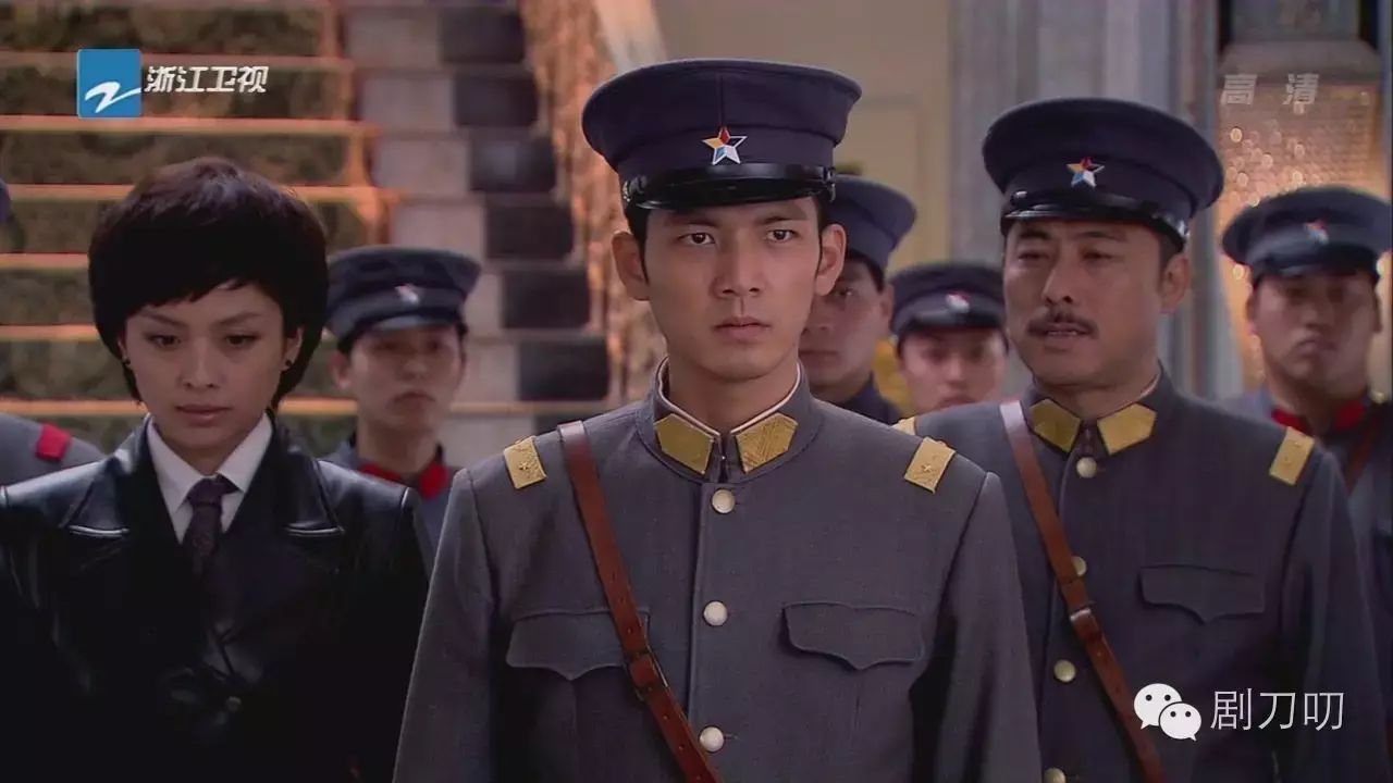 作为一名香港本土演员,他成功把握住了共产党员杨慕次的人物特质,近乎