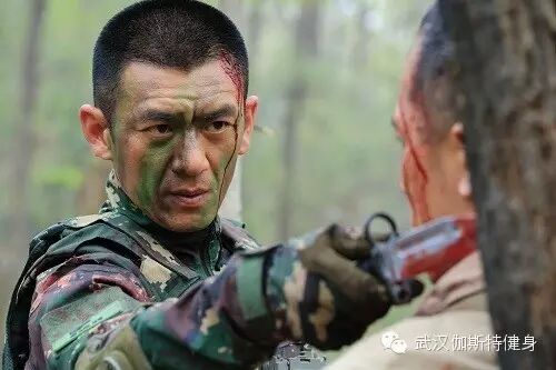 体脂5%打败彭于晏,46岁自带30万肌肉